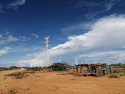 Varios postes eléctricos junto a cabañas de los wayuu, en La Guajira.