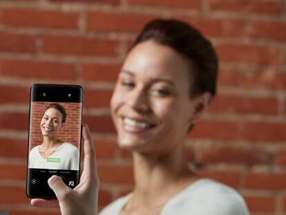 Una usuaria toma una imagen con el nuevo móvil de OnePlus.