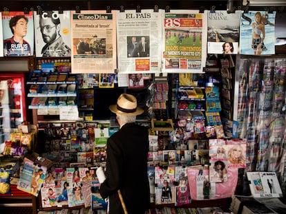 Un quiosco de prensa en la calle Narváez de Madrid.