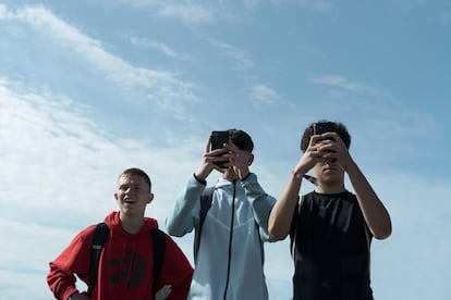 Jóvenes disfrutando de un evento de Drift mientras graban con sus teléfonos.