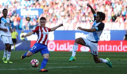 Gameiro (i) del Atlético de Madrid lanza a puerta.