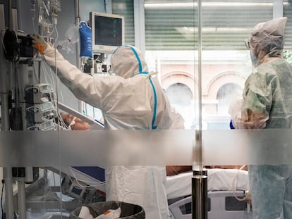 Sanitarios en la UCI del hospital El Clínico de Valencia. 


FOTO: MÒNICA TORRES/EL PAIS