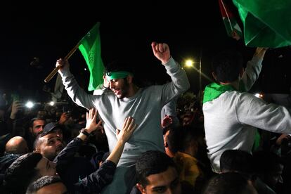 Prisioneros palestinos celebran su liberación este viernes, en Baytunia (Cisjordania)