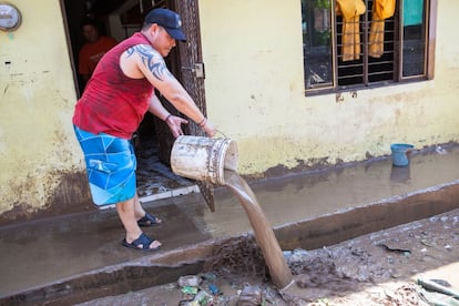 Un vecino de Cihuatlán saca agua de su casa