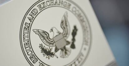 Logotipo de U.S. Securities and Exchange Commission, SEC, en las oficinas centrales de Washington.