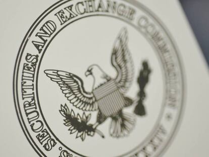 Logotipo de U.S. Securities and Exchange Commission, SEC, en las oficinas centrales de Washington.