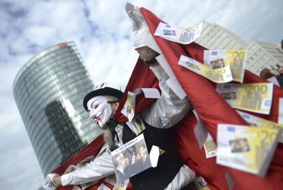 Protesta frente al ministerio de Finanzas bajo el lema "Reparto justo. Impuesto sobre el patrimonio", hoy en Berlín.