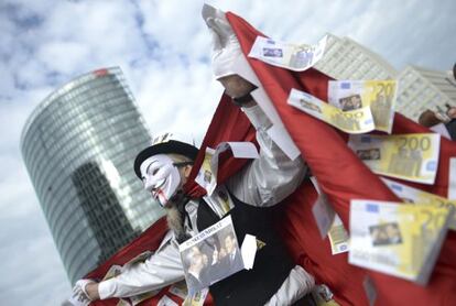 Protesta frente al ministerio de Finanzas bajo el lema &quot;Reparto justo. Impuesto sobre el patrimonio&quot;, hoy en Berl&iacute;n.