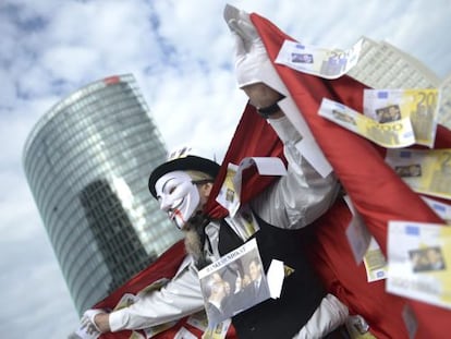 Protesta frente al ministerio de Finanzas bajo el lema &quot;Reparto justo. Impuesto sobre el patrimonio&quot;, hoy en Berl&iacute;n.