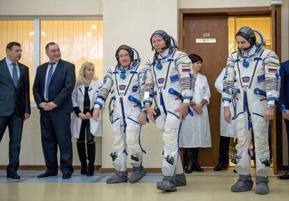 Scott Kelly, el astronauta de la izquierda, junto a sus dos compañeros rusos de viaje, Gennady Padalka y Mikhail Kornienko, el 5 de marzo de 2015.