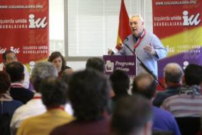 El coordinador federal de IU, Cayo Lara, durante su intervención en la Conferencia de IU de Castilla-La Mancha de preparación de la próximas elecciones europeas.