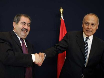 El ministro egipcio de Exteriores, Ahmed Aboul Gheit, a la derecha, y su homólogo iraquí, Hoshyar Zabari, ayer en la sede de la conferencia sobre Irak.