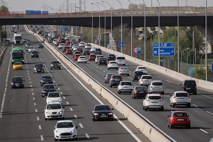 Circulación intensa en la autovía A-4, a la altura de Valdemoro (Madrid).