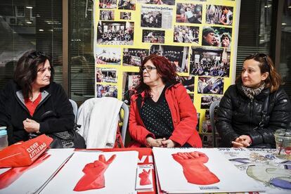 En el centro, Evanguel&iacute;a Alexaki, flanqueada por compa&ntilde;eras de profesi&oacute;n y lucha, en su d&iacute;a de protesta n&uacute;mero 303, en el Ministerio de Econom&iacute;a griego.