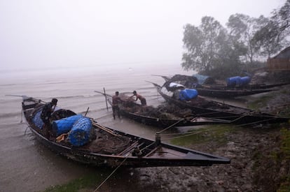Pescadores amarran sus botes en Khulna (Bangladés), mientras el ciclón Fani se desplaza hacia el estado de Bengala Occidental y Bangladés.