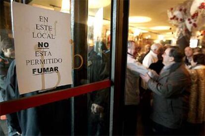 Un local donde se prohíbe fumar, en el centro de Vitoria.