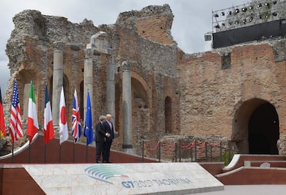 El primer ministro italiano Paolo Gentiloni da la bienvenida al presidente de Estados Unidos Donald Trump frente al teatro griego de Taormina, Sicilia, donde se reúnen los líderes del G7.