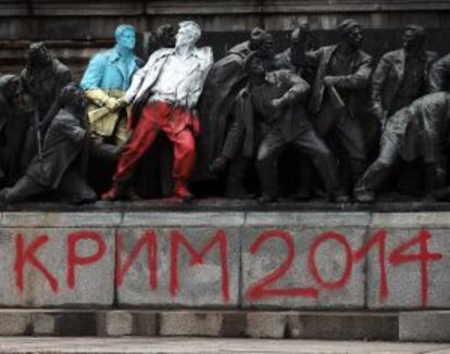 Pintada "Crimea 2014", en un monumento de la era comunista en Sofía (Bulgaria).