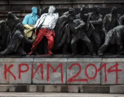 Pintada "Crimea 2014", en un monumento de la era comunista en Sofía (Bulgaria).