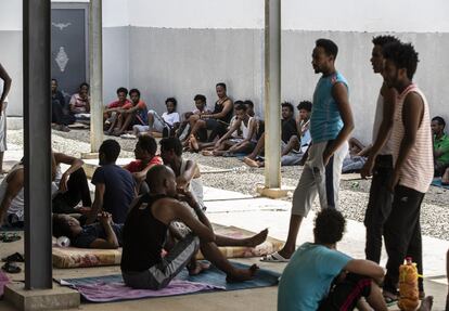 El centro de detención de Tayura es una de las 25 instalaciones en las que se encierra a los inmigrantes que han entrado ilegalmente en Libia o, como ocurre con la mayoría, a los que han intentado cruzar el Mediterráneo en barco y han sido capturados por los guardacostas libios.