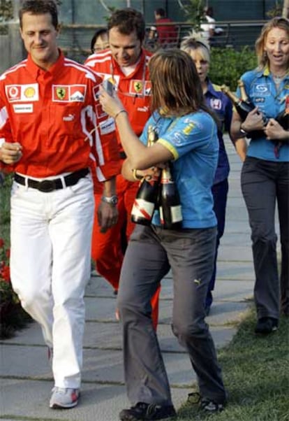 Michael Schumacher y azafatas de Renault se preparan para la fiesta final.