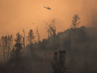 Un helicóptero con agua intenta apagar el fuego, este martes en California.