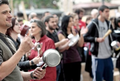 Un centenar de personas han participado este mediodía en una cacerolada en la Plaza del Ayuntamiento de Valencia en apoyo a los concentrados en la Puerta del Sol de Madrid.
