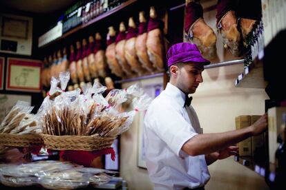 Bruno e Franco, una tienda de 'delicatessen' en la Via Oberdan de Bolonia (Italia), donde el 'prosciutto' se corta en lonchas tan finas como el papel.