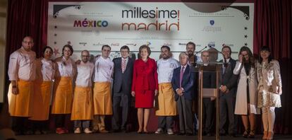 En el centro , la embajadora de México en España, Roberta Lajous, durante la inauguración de Millesime. A su lado, Manuel Quintanero.