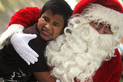 Un niño invidente abraza a Santa Claus, durante un evento organizado por el Comité para Ciegos y Sordos de Guatemala, 21 de noviembre de 2013.