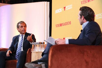 Antonio Villagaraigosa y Julio Vaqueiro, conductor de Noticias Telemundo, en el foro Visionarios, este 6 de septiembre.