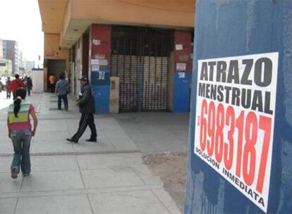 Carteles con referencias a clínicas de abortos clandestinos en una calle céntrica de Lima.