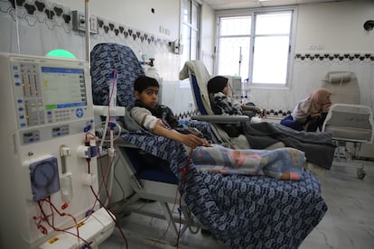 Niños palestinos conectados a máquinas de diálisis del hospital infantil Abdel al-Rantisi, este jueves en Gaza.