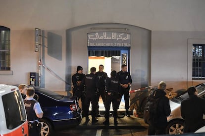 Vários policiais monitoram a entrada da mesquita atacada em Zurique.