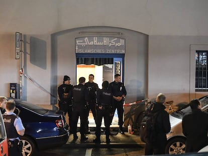 Vários policiais monitoram a entrada da mesquita atacada em Zurique.