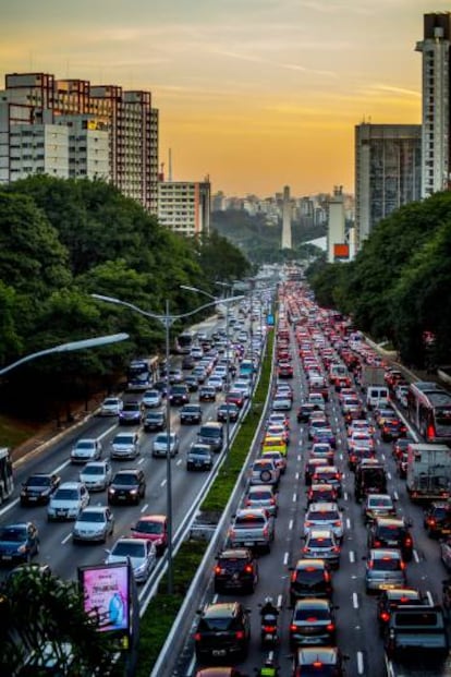 Atasco en una avenida de la ciudad brasile&ntilde;a de S&atilde;o Paulo