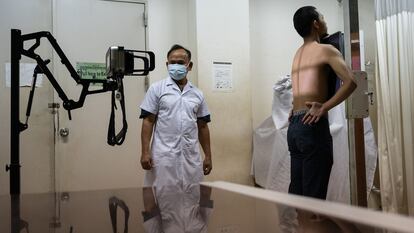 El doctor Him Phallith, tecnico radiólogo en el Centro Nacional para el control de la Tuberculosis y la Lepra en Phnom Penh, Camboya, hace una placa a un paciente, usando un aparato portátil Fujifilm, que sirve para el diagnóstico de personas que no pueden acudir a un hospital por vivir en zonas muy alejadas
The Global Fund/Andy Ball/Panos