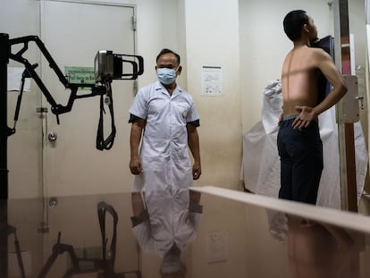 El doctor Him Phallith, tecnico radiólogo en el Centro Nacional para el control de la Tuberculosis y la Lepra en Phnom Penh, Camboya, hace una placa a un paciente, usando un aparato portátil Fujifilm, que sirve para el diagnóstico de personas que no pueden acudir a un hospital por vivir en zonas muy alejadas
The Global Fund/Andy Ball/Panos