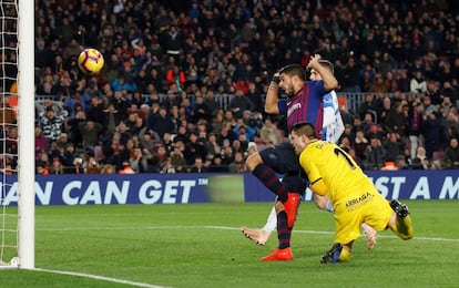 Luis Suárez marca el segundo gol del Barcelona en el que los jugadores del Leganés pidieron falta del delantero a su portero.