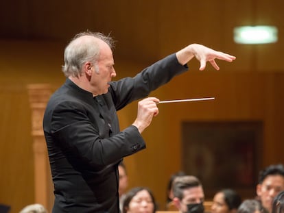 Gianandrea Noseda dirigiendo a la National Symphony, el 17 de febrero de 2024, en Zaragoza.