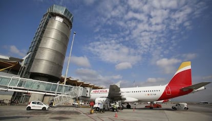 Un avi&oacute;n de Iberia,en el Aeropuerto Adolfo Su&aacute;rez Barajas de Madrid.
 
 