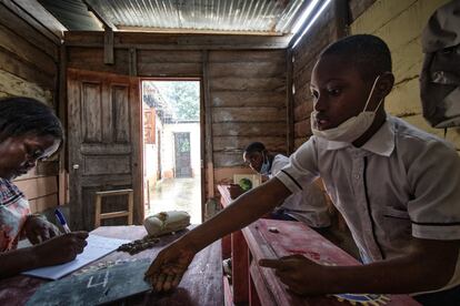 Juan Isaac y Gael, dos alumnos con otras Necesidades Educativas Especiales (NEE), durante una clase de matemáticas con Pilar Bilogo. La Fe también fue el primer centro educativo de Guinea Ecuatorial que abrió sus puertas a alumnos con NEE.