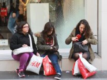 Afluencia de compradores a las rebajas en Madrid.