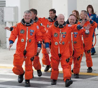 La tripulación del <i>Endeavour,</i> con el comandante Mark Kelly en la primera fila, a la derecha.