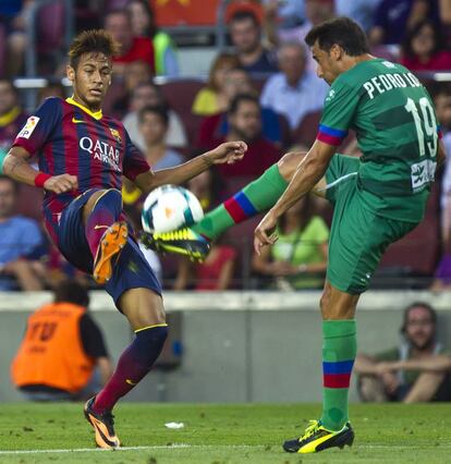 Neymar le disputa el balón a Pedro Lopez.
