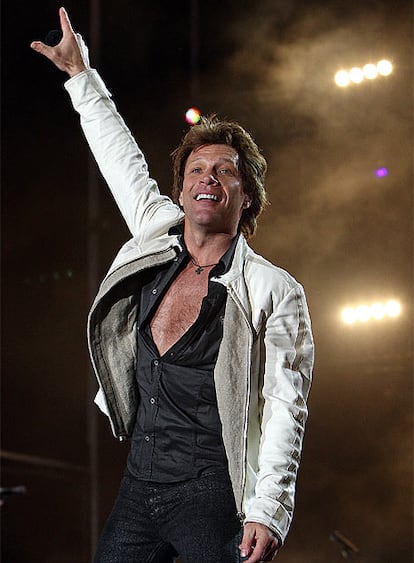 El rockero estadounidense Bon Jovi llen anoche el concierto que ofreci la banda en el marco del festival Rock in Rio en Lisboa, Portugal.