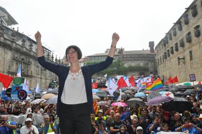 Ana Pontón, con la manifestación al fondo, en la Quintana.