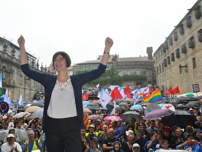 Ana Pontón, con la manifestación del Día da Patria Galega del 2019 al fondo, en Santiago.