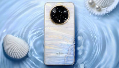 Teléfono realme 14 Pro bajo el agua