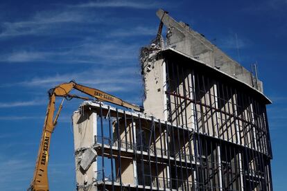 Una grúa derriba la última fachada en pie del Vicente Calderón durante las obras de demolición del estadio, el 11 de junio.